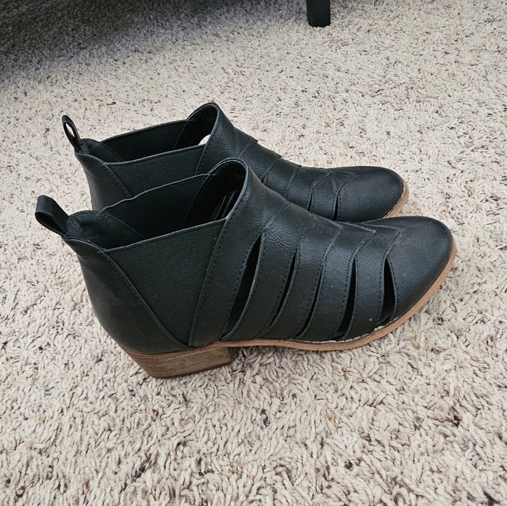 🖤Yoki paladino black ankle bootie like new!!